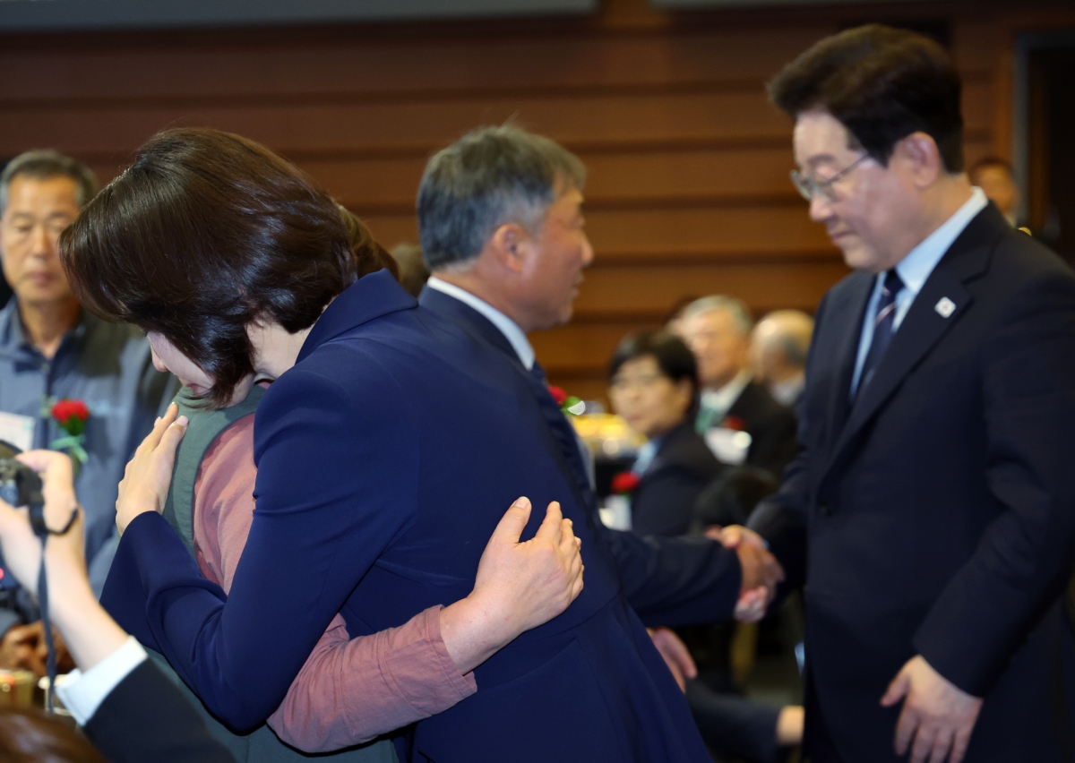 위로하는 이재명 대통령 부부