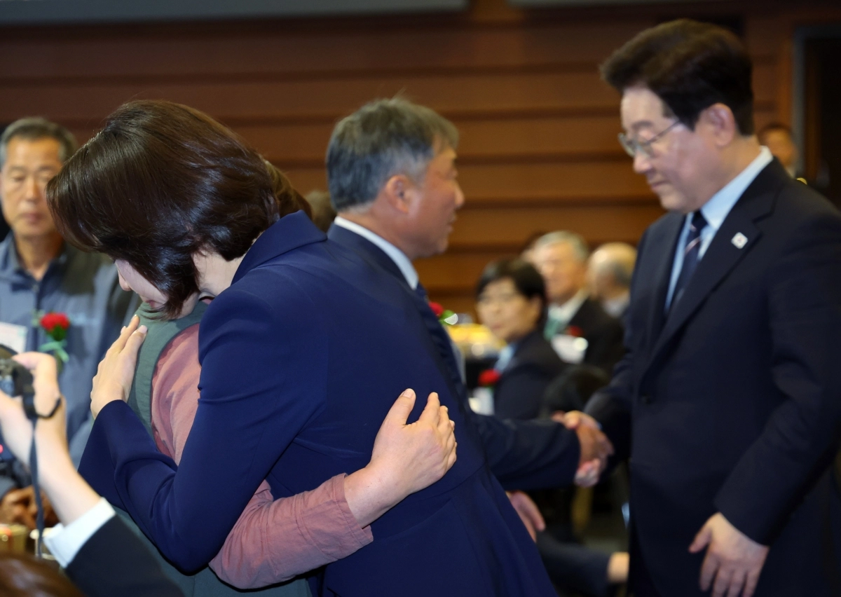 위로하는 이재명 대통령 부부