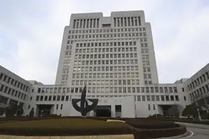 출국금지 몰라 비행기 놓친 사건 관계인… 대법 “도주 우려 없는데 통지 유예는 위법”