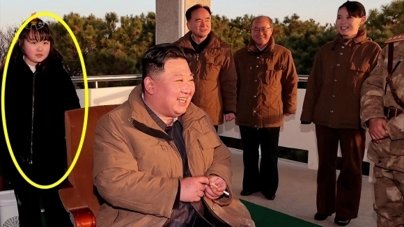 북한 김정은 국무위원장의 딸 김주애가 지난 16일 대륙간탄도미사일(ICBM) 발사 참관 당시 입었던 외투가 수백만원대에 달하는 프랑스 명품 브랜드 ‘크리스찬 디올’ 제품인 것으로 전해졌다. 사진은 김 위원장 뒤로 딸 김주애, 조용원 당 중앙위 조직비서, 리일환 당 중앙위 비서, 김여정 노동당 부부장. 조선중앙TV 화면 연합뉴스