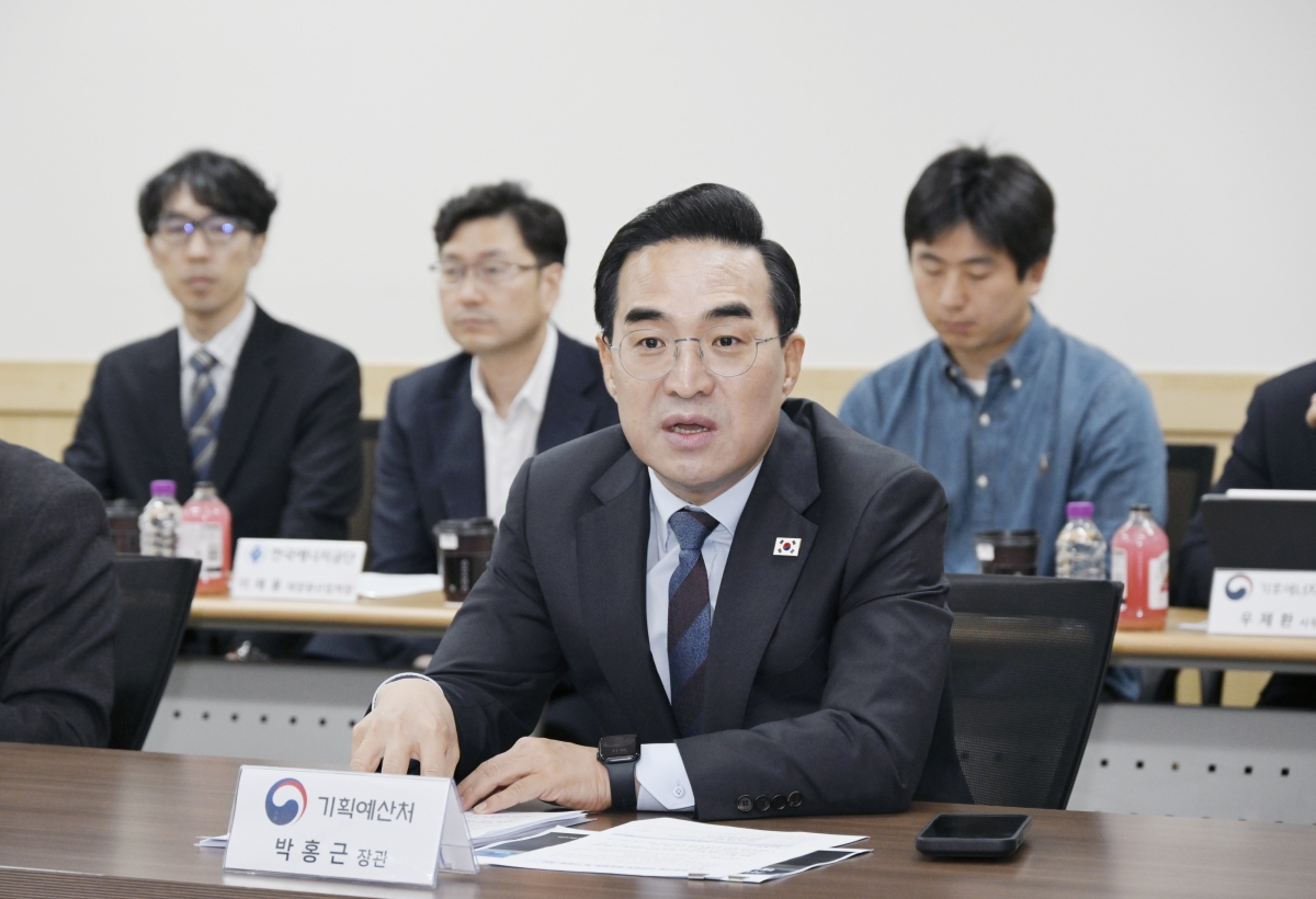 박홍근 기획예산처 장관, 국산 태양광 패널 제조업체 현장방문 및 간담회     (서울=연합뉴스) 박홍근 기획예산처 장관이 8일 국산 태양광 패널 제조업체인 한화 큐셀 진천 공장을 방문, 국내 태양광셀 제조업계 및 지자체 간담회를 주재하고 있다. 2026.5.8 [기획예산처 제공. 재판매 및 DB 금지]