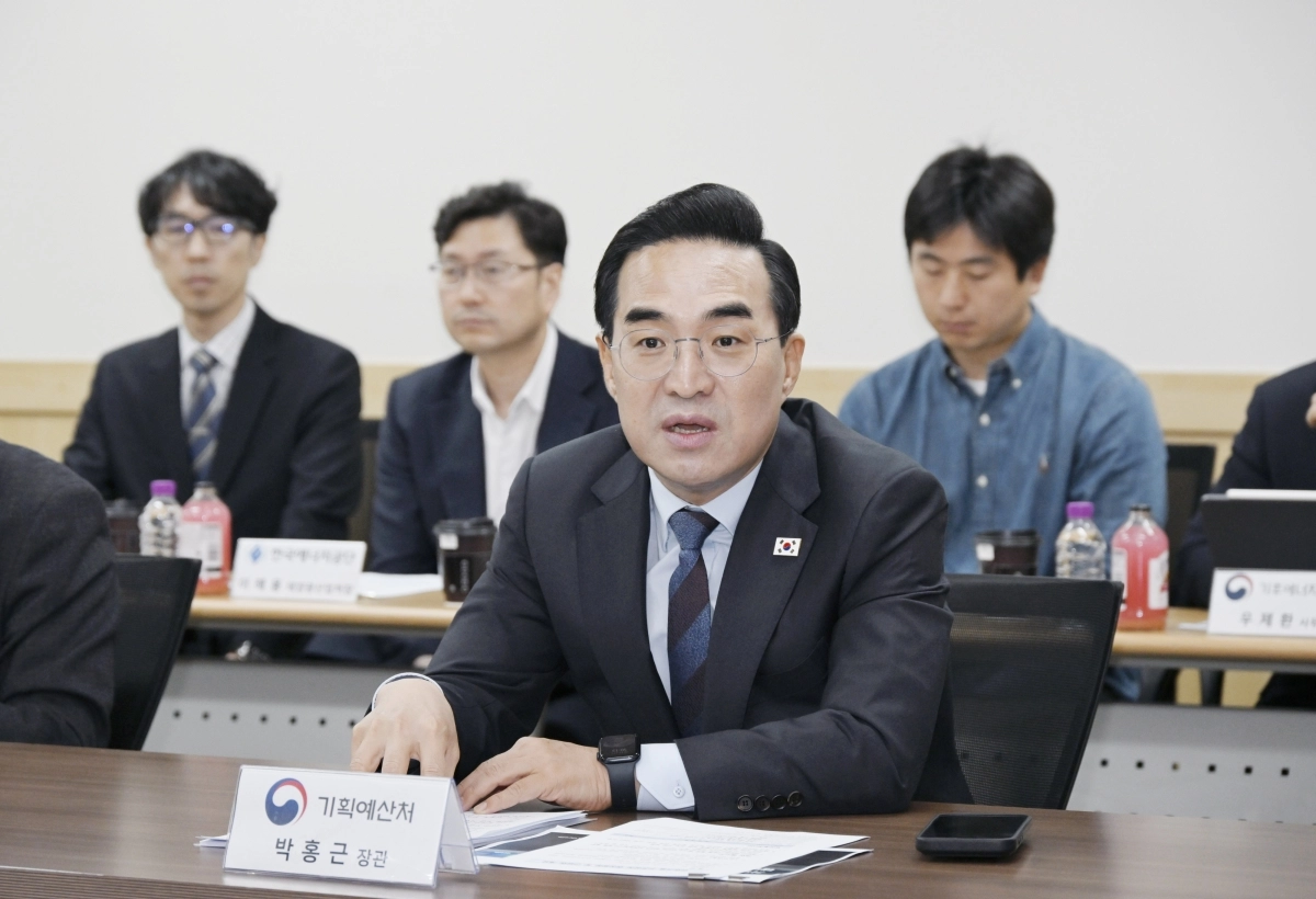 박홍근 기획예산처 장관, 국산 태양광 패널 제조업체 현장방문 및 간담회     (서울=연합뉴스) 박홍근 기획예산처 장관이 8일 국산 태양광 패널 제조업체인 한화 큐셀 진천 공장을 방문, 국내 태양광셀 제조업계 및 지자체 간담회를 주재하고 있다. 2026.5.8 [기획예산처 제공. 재판매 및 DB 금지]
