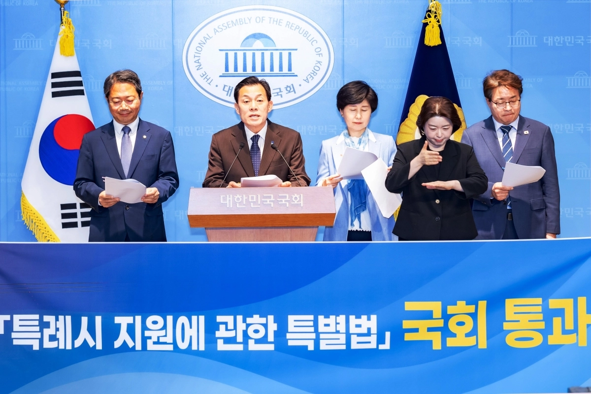 이재준 수원시장이 김승원 의원(왼쪽), 염태영 의원(오른쪽부터), 백혜련 의원과 함께   특례시 지원에 관한 특별법 통과에 따른 입장 발표를 하고 있다. (수원시 제공)
