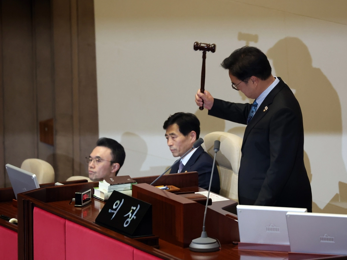 “개헌안 상정 안한다” 거세게 의사봉 내리치는 우원식