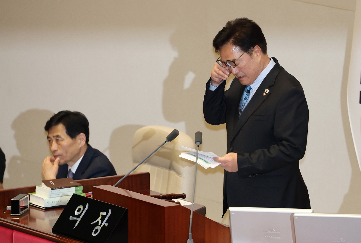 눈물 닦는 우원식 국회의장