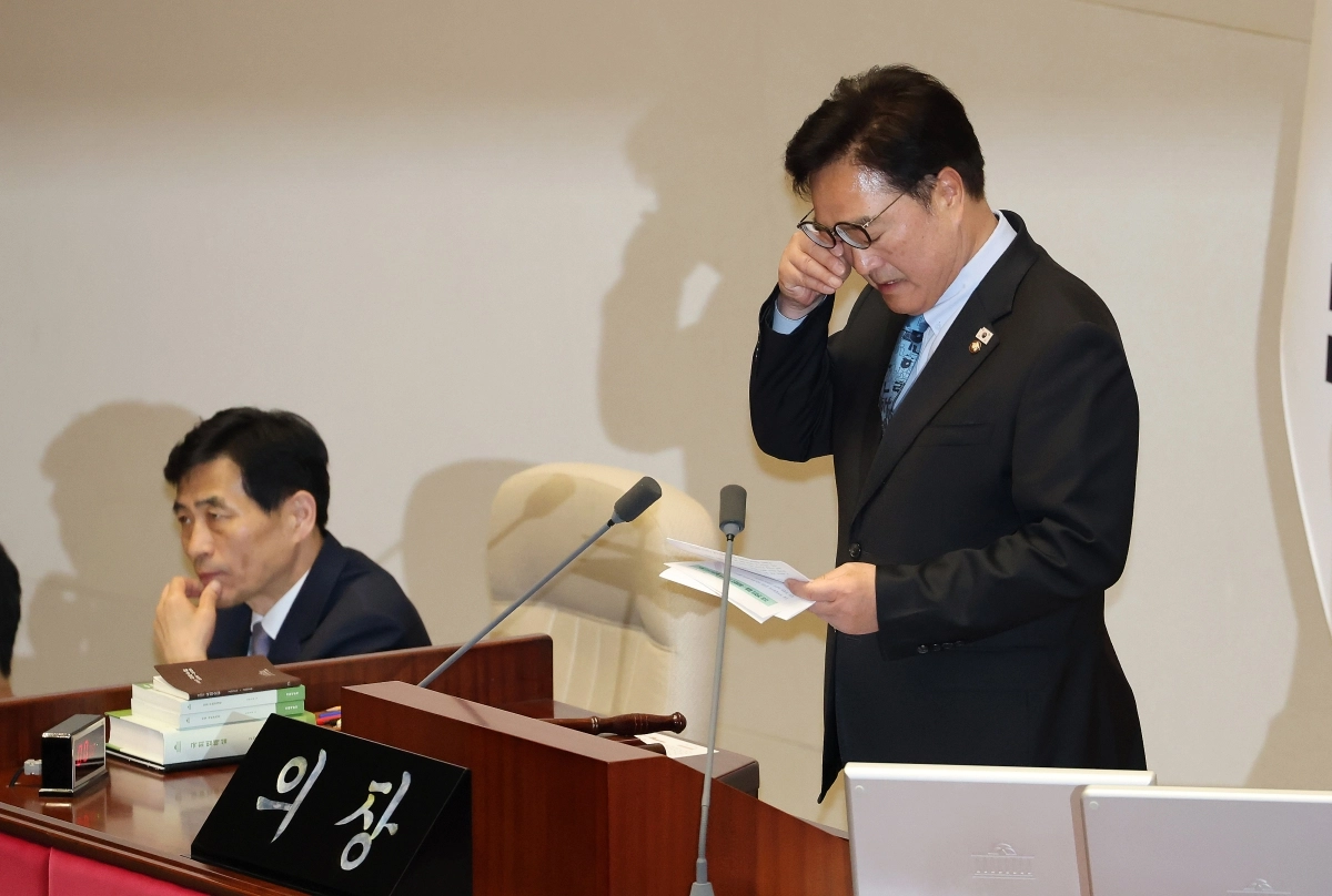 눈물 닦는 우원식 국회의장