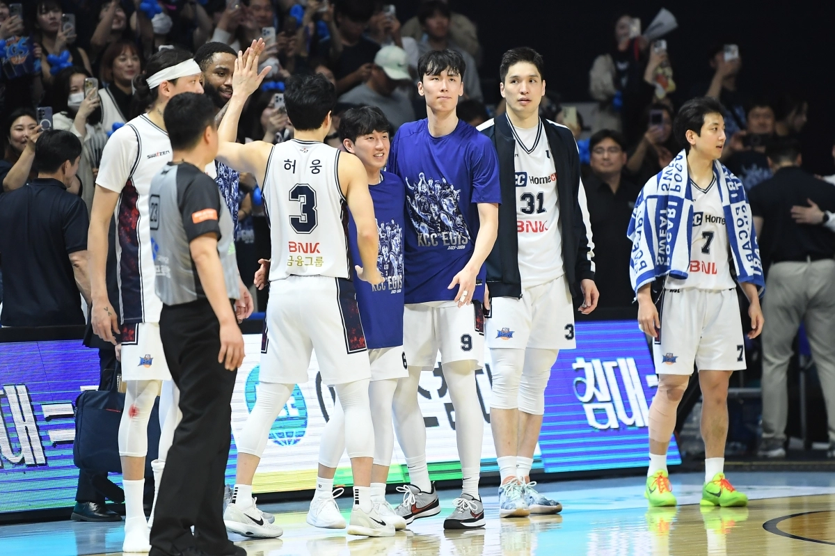 부산 KCC  농구단 선수들.KBL 제공