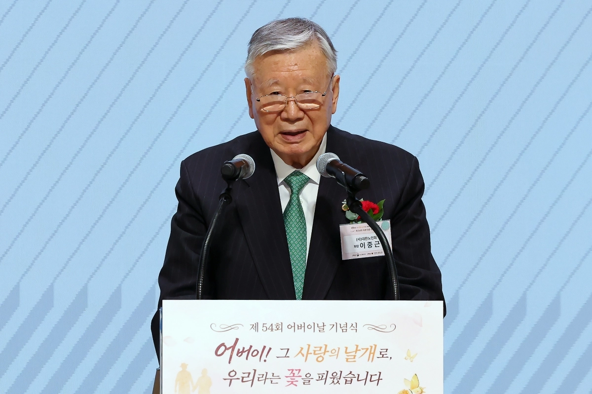 어버이날 기념식 축사하는 대한노인회장