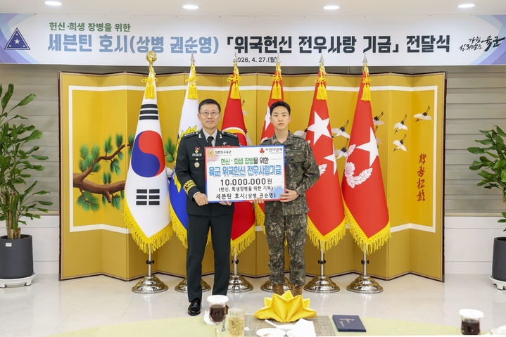 권순영(오른쪽) 상병이 김규하 육군참모총장과 기념촬영을 하고 있다. 육군 제공