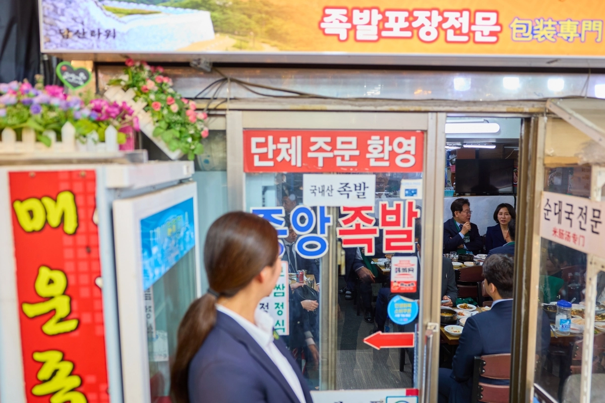 남대문시장 찾은 이재명 대통령 부부