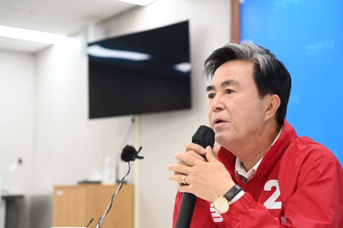 김태흠 국민의힘 충남지사 후보가 8일 천안시청 브리핑실에서 기자회견을 하고 있다. 도 제공