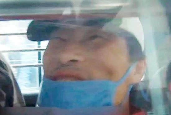 현장검증을 마치고 경찰 호송차에 올라타 미소를 짓고 있는 정남규  사진-SBS 방송 캡처