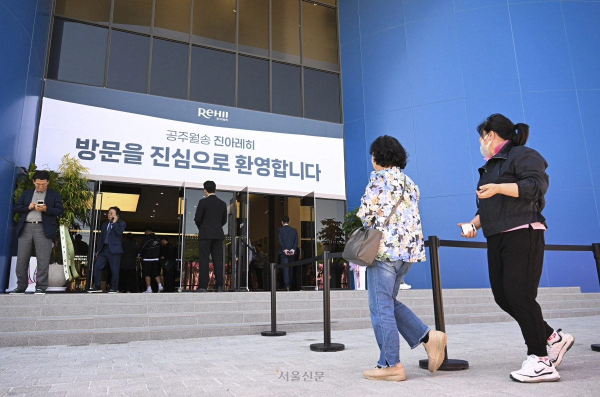 공주월송 진아레히 견본주택(모델하우스)이 개관한 8일 방문객들이 충남 공주시 금흥동에 마련된 견본주택 전시장 내부를 둘러보고 있다. 2026.5.8 공주 이지훈 기자
