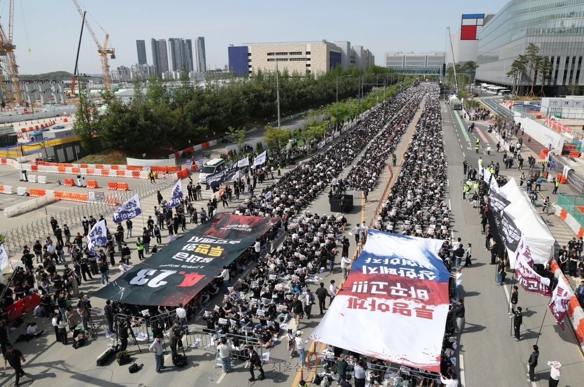 23일 경기 평택시 고덕동 삼성전자 평택캠퍼스에서 열린 삼성전자 노동조합 공동투쟁본부 ‘4·23 투쟁 결의대회’에서 조합원들이 구호를 외치고 있다. 홍윤기 기자