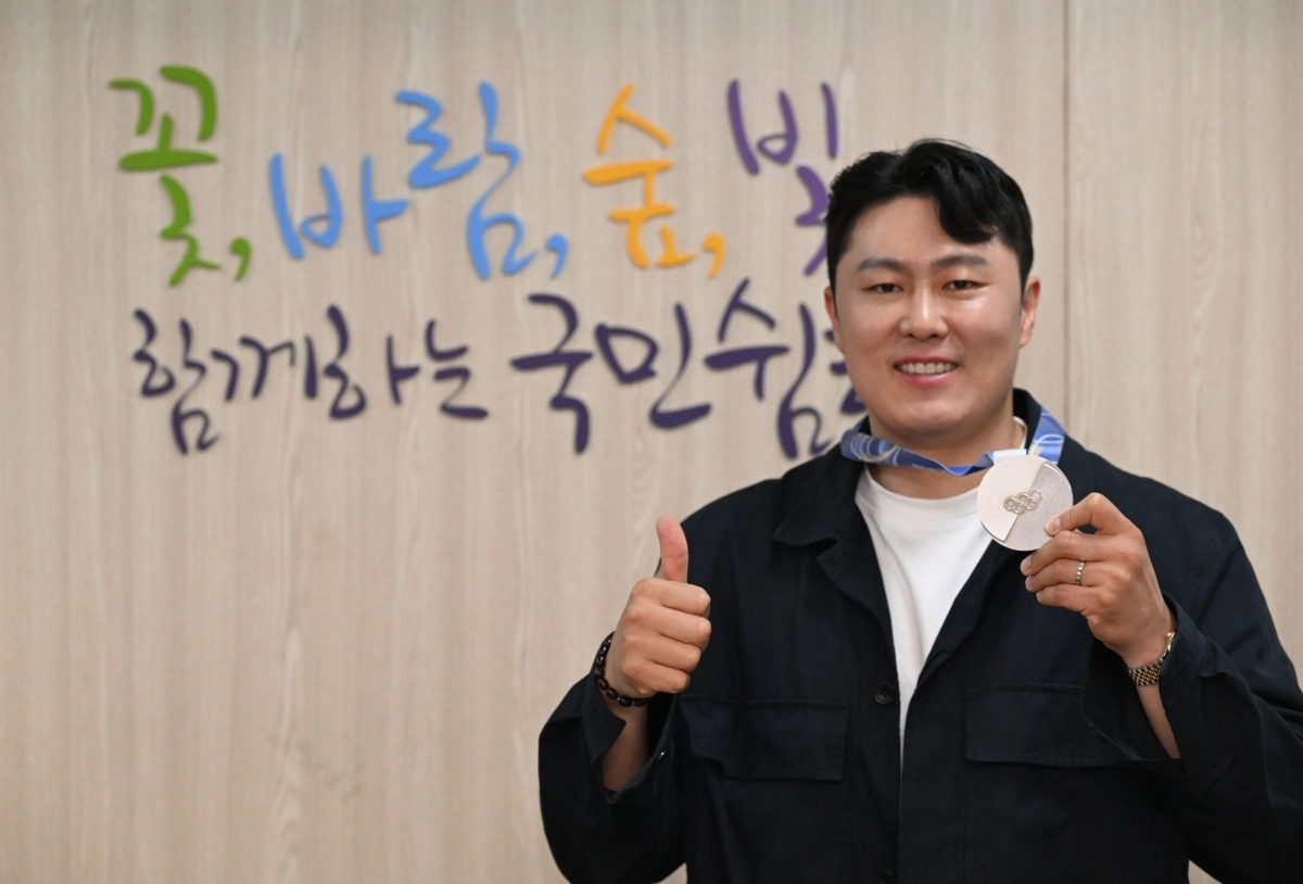 2026 밀라노·코르티나담페초 동계 올림픽 남자 스노보드 평행대회전에서 은메달을 따낸 김상겸이 최근 하이원스포츠팀 사무실이 있는 서울 서초구GT타워에서 서울신문과 인터뷰하며 포즈를 취하고 있다. 도준석 전문기자
