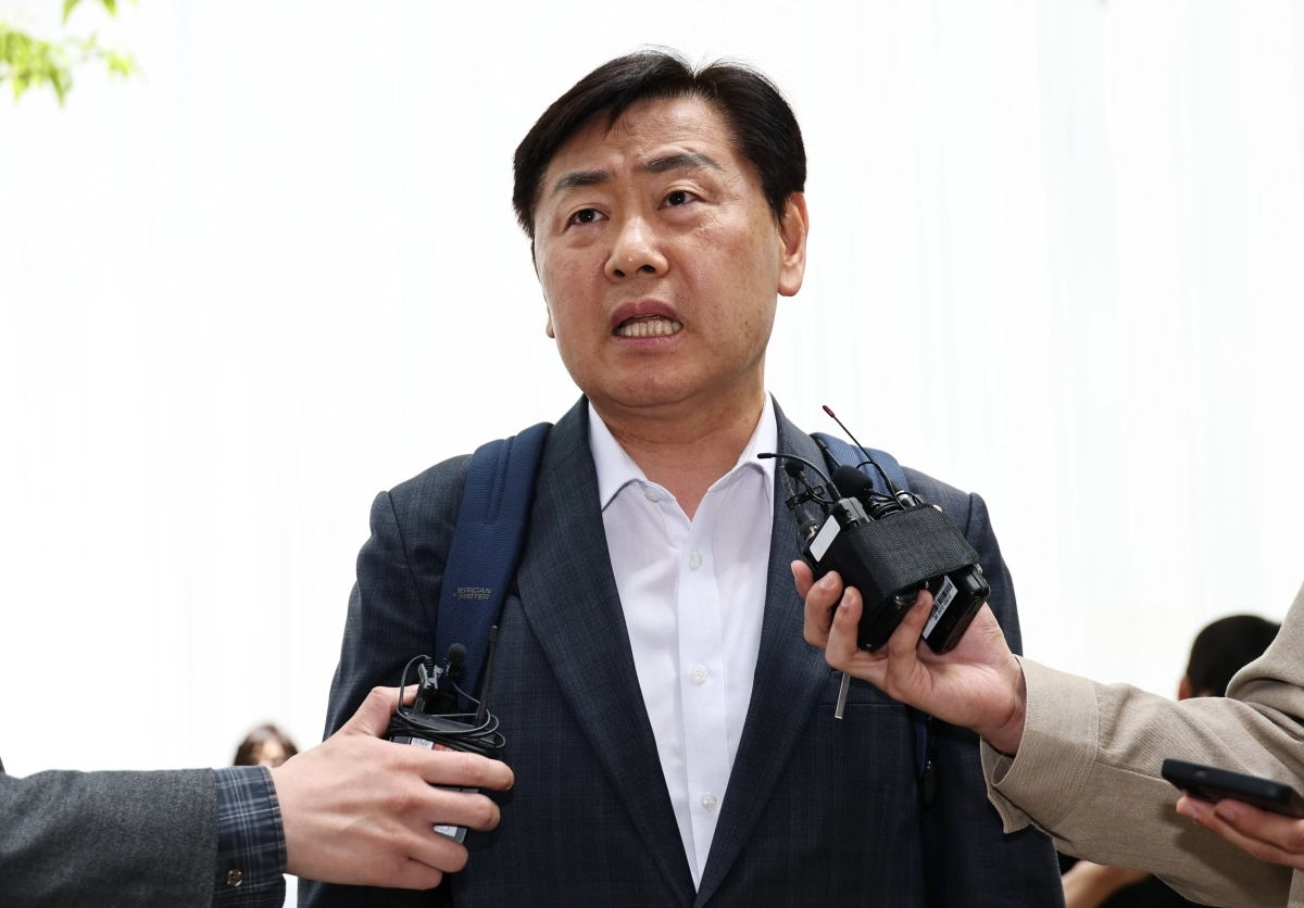김관영 전북지사가 지난달 30일 경기 과천시 2차 종합특검 사무실에 피의자 신분으로 조사받기 전 입장을 밝히고 있다. 연합뉴스