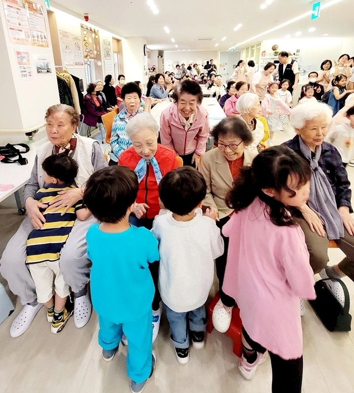 수원시 권선구 호매실동 마실 주간보호센터 어버이날 행사에서 어르신들과 인근 어린이집 아이들이 함께 공연을 관람하고 있다.