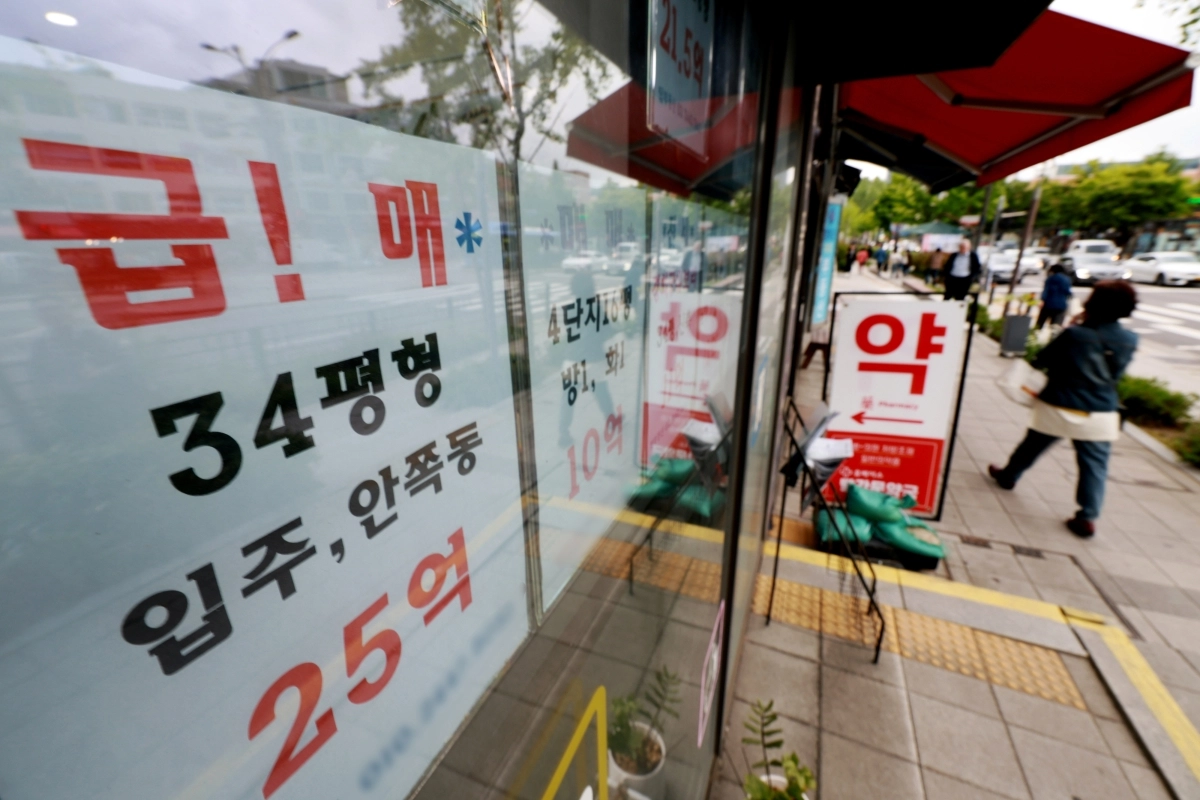 (서울=뉴스1) 이호윤 기자 = 사진은 이날 서울시내의 한 부동산에 매물 안내판이 걸린 모습. 2026.5.7/뉴스1