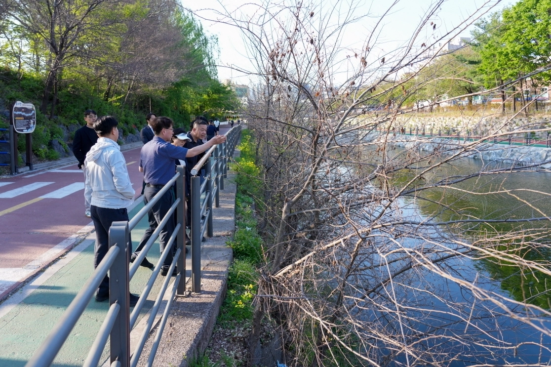서울 강북구청 직원들이 지난해 장마철을 앞두고 우이천 일대를 점검하고 있다. 강북구 제공