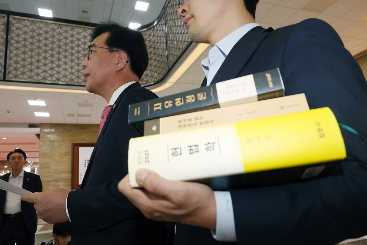 취재진에 입장 밝히는 송언석