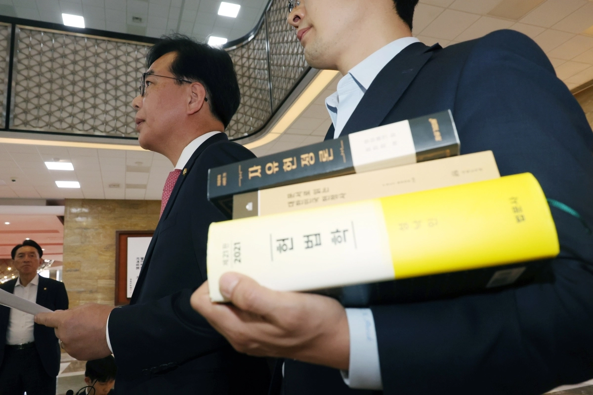 취재진에 입장 밝히는 송언석