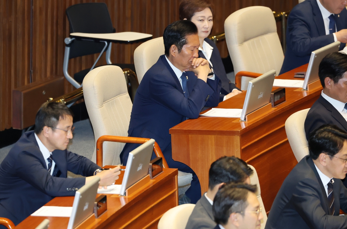 눈감고 국회의장 발언 듣는 정청래 대표