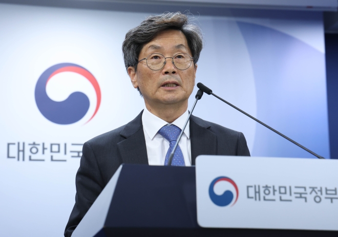 권익위 “김건희 명품백 사건, 국가수사본부 의뢰” vs 정승윤 “정치 공작”