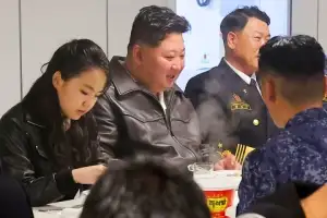 [포토] 김정은, 딸 주애와 식당서 해병들과 함께