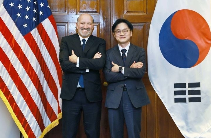 김정관 산업통상부 장관이 지난 1월 29일(현지 시간) 미국 워싱턴DC 상무부 회의실에서 하워드 러트닉 미 상무장관과 기념촬영을 하고 있다. 2026.1.31 산업통상부 제공
