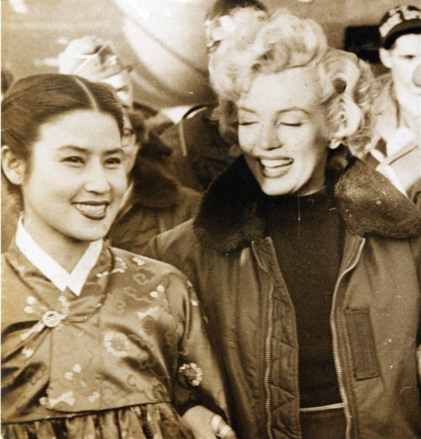 1954년 주한 미군 위문 공연을 온 미국 배우 메릴린 먼로와 함께한 최은희 모습. 한국영상자료원 제공