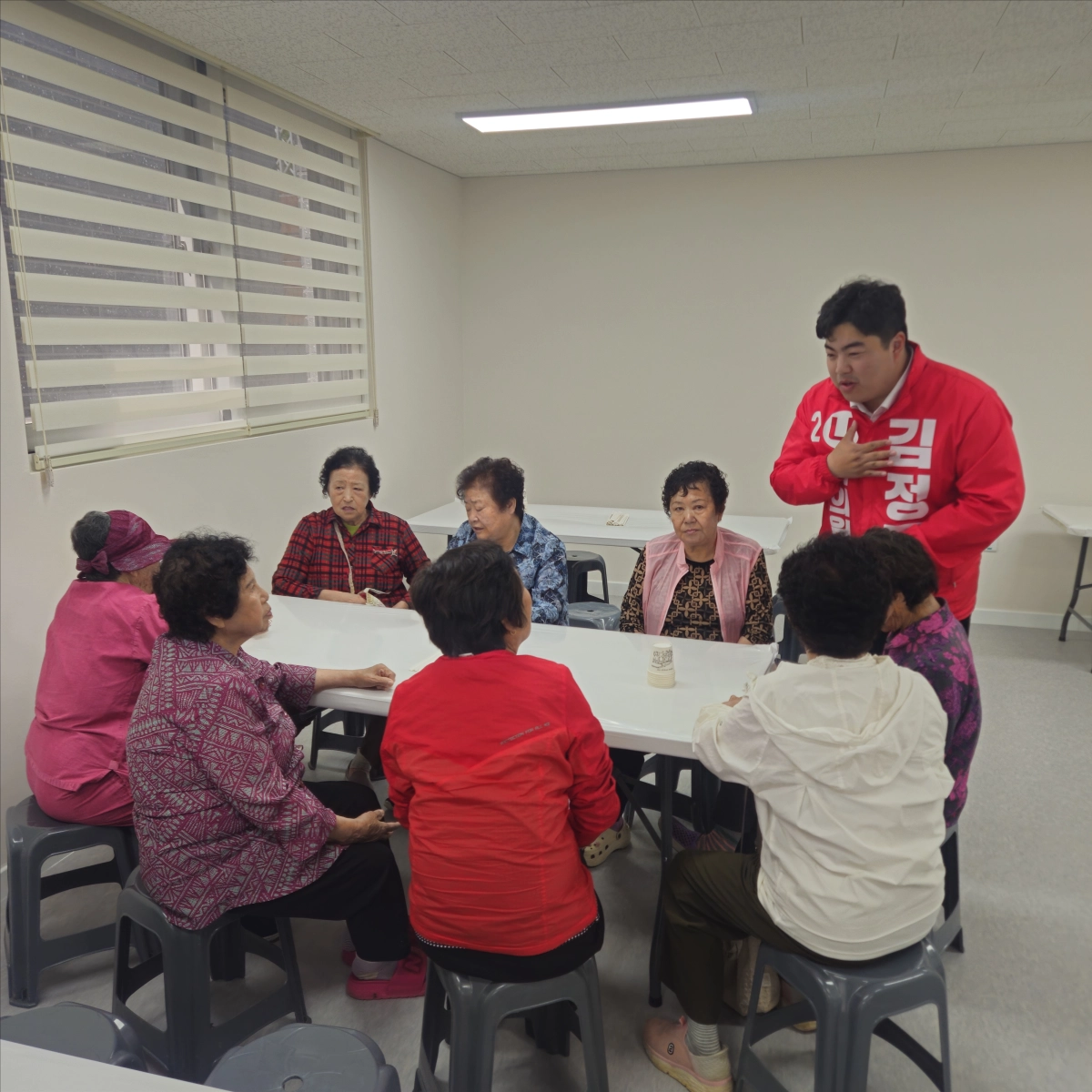 재선 도전에 나선 김정도 구미시의원이 9일 경북 구미 지산2동 경로당 및 마을회관 개소식에서 주민들과 소통하고 있다. 김정도 선거사무소 제공
