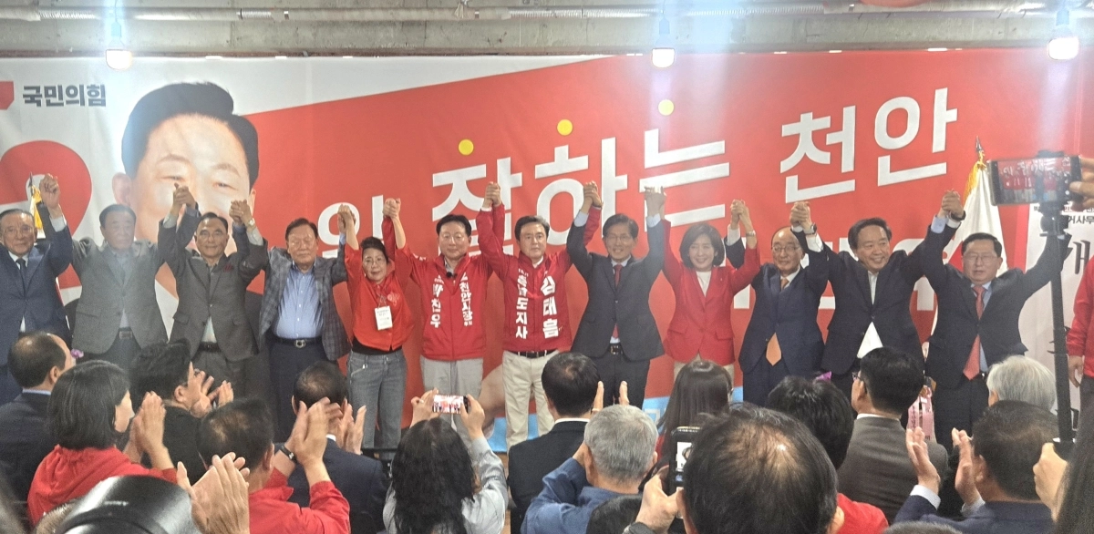 9일 박찬우 국민의힘 천안시장 후보 개소식에 김문수 전 경기도지사와 나경원·성일종·유용원 국회의원, 김태흠 충남지사 후보 등이 참석해 승리를 다짐하고 있다. 이종익 기자