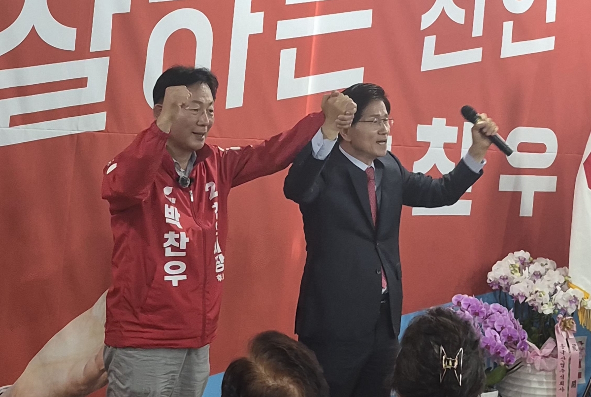 박찬우 국민의힘 천안시장 후보가 김문수 전 경기도지사와 함께 지방선거 승리를 다짐하고 있다. 박 후보 제공