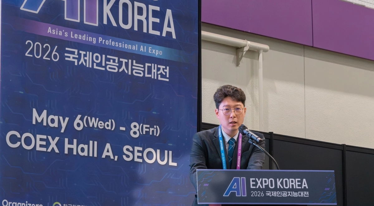 한국인공지능협회 김현철 회장이 창립 10주년을 맞아 지난 7일 서울 COEX에서 열린 ‘10주년 비전 선포식’에서 AI 산업의 미래 전략과 비전을 발표하고 있다. AI협회제공