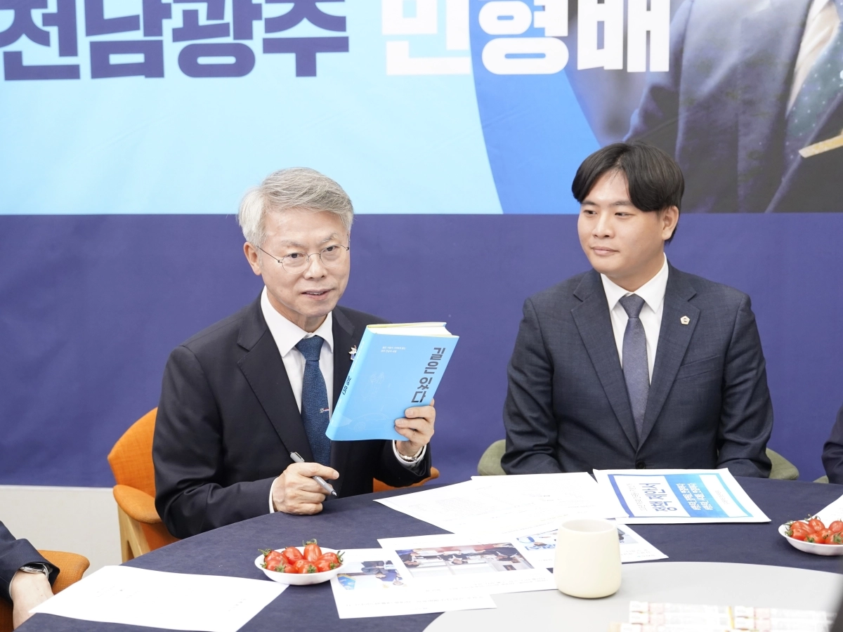 민형배 민주당 전남광주통합특별시장 후보가 9일 김대중재단 청년위원회로부터 정책제안서를 전달받고 있다. 민형배 후보 선거사무소 제공