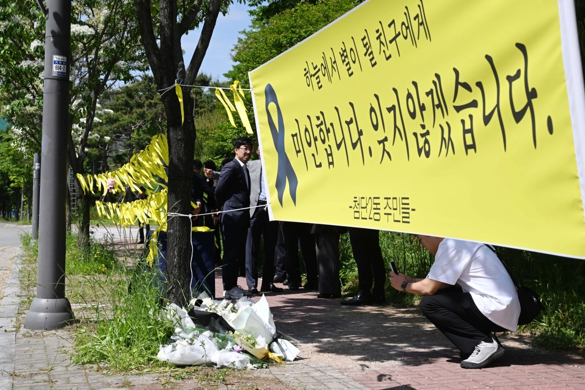 지난 7일 오전 광주 광산구 첨단2동 주민들이 일면식 없는 남성에게 살해된 여고생을 추모하기 위해 조성한 추모 공간에서 시민들이 추모의 글을 남기고 있다. 2026.05.07. 뉴시스