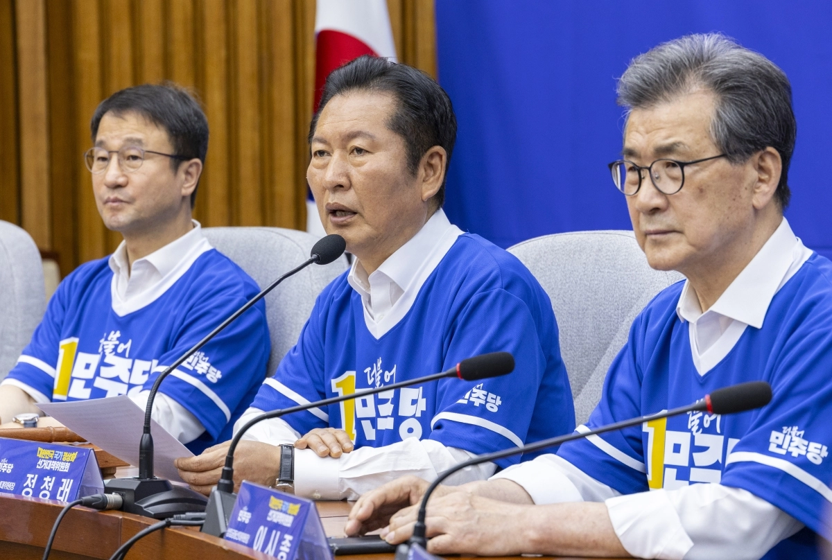 더불어민주당 총괄선대위원장인 정청래(가운데) 대표가 10일 국회에서 열린 더불어민주당 대한민국 국가 정상화 선거대책위원회 출범식에서 발언하고 있다. 왼쪽부터 한병도 원내대표, 정 대표, 이시종 전 충북지사. 연합뉴스