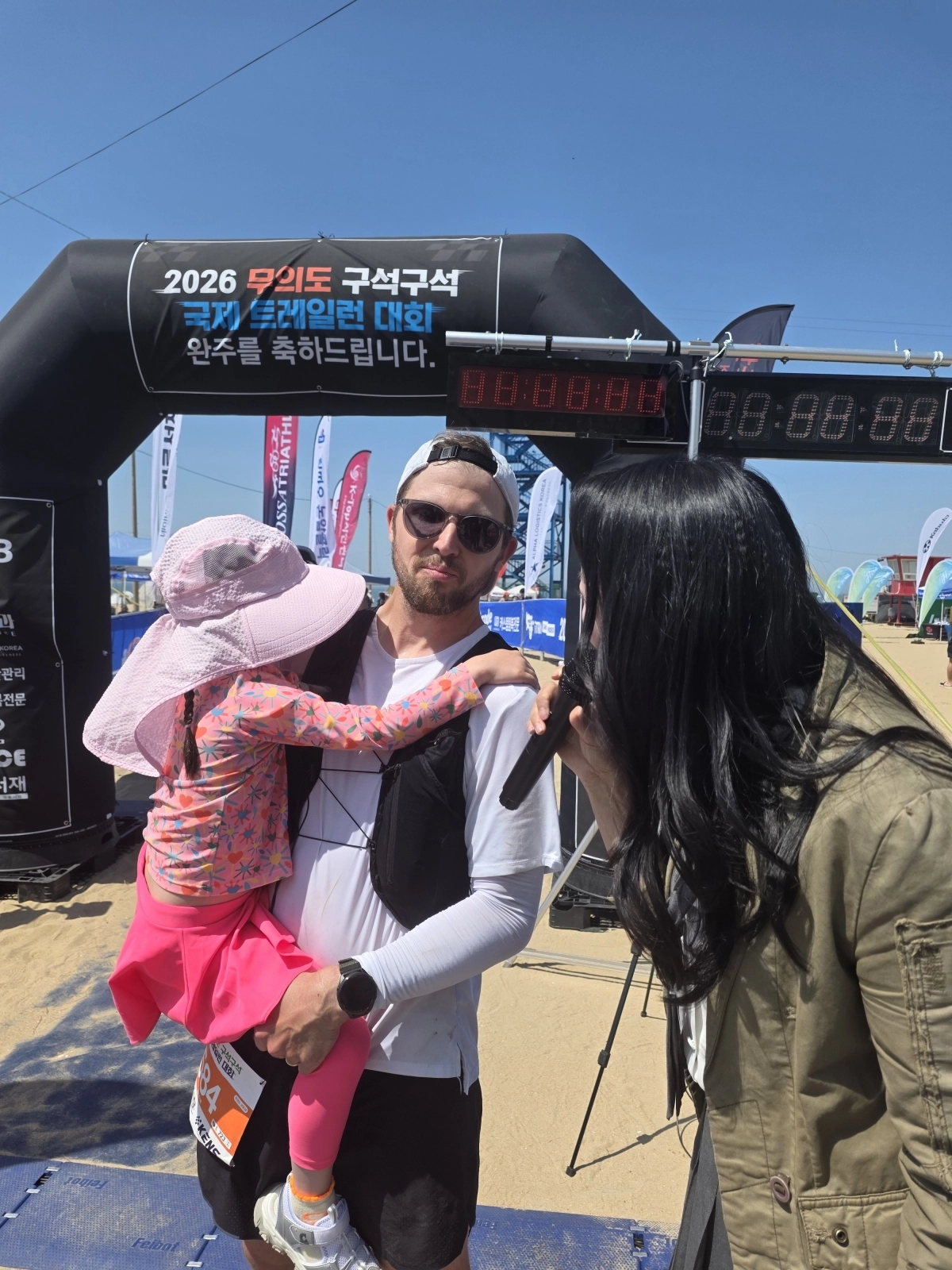 독일인 참가자가 12km를 완주하고소감을 이야기하고 있다.