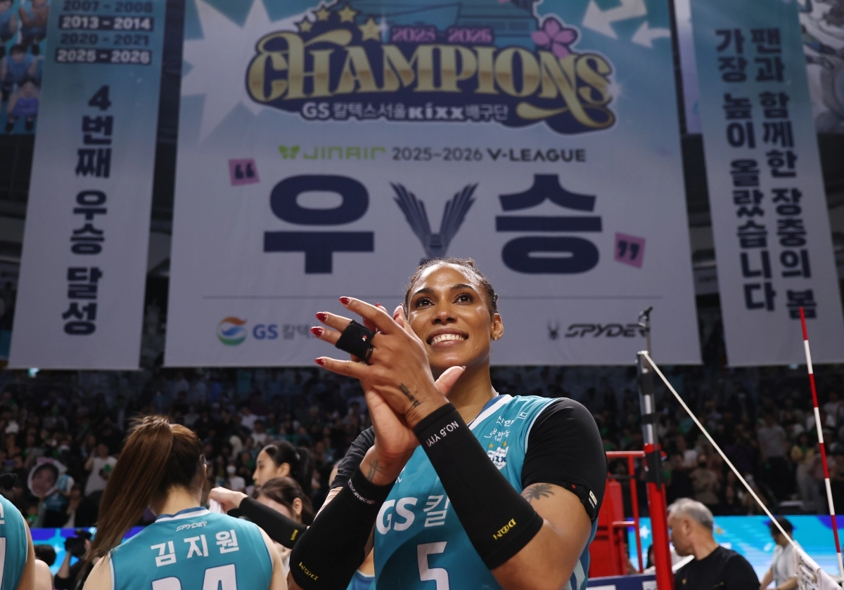 GS칼텍스 실바가 지난달 5일 서울 장충체육관에서 열린 한국도로공사와의 챔피언결정전  에서 이기면서 우승을 차지한 뒤 기뻐하고 있다. 연합뉴스
