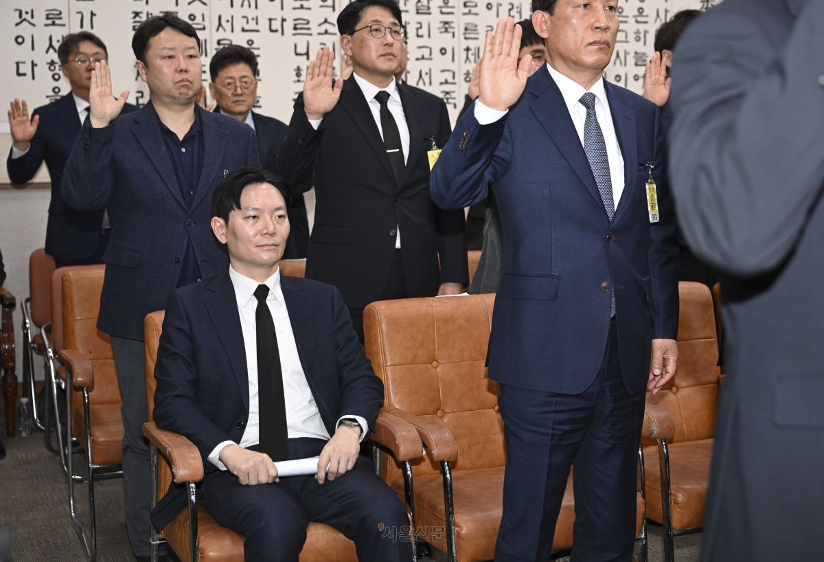 박상용 검사가 14일 국회 윤석열정권정치검찰조작기소의혹사건진상규명 국정조사 특별위원회에서 열린 쌍방울 대북 송금 사건 관련 청문회에서 증인 선서 도중 자리에 앉아 있다. 이지훈 기자