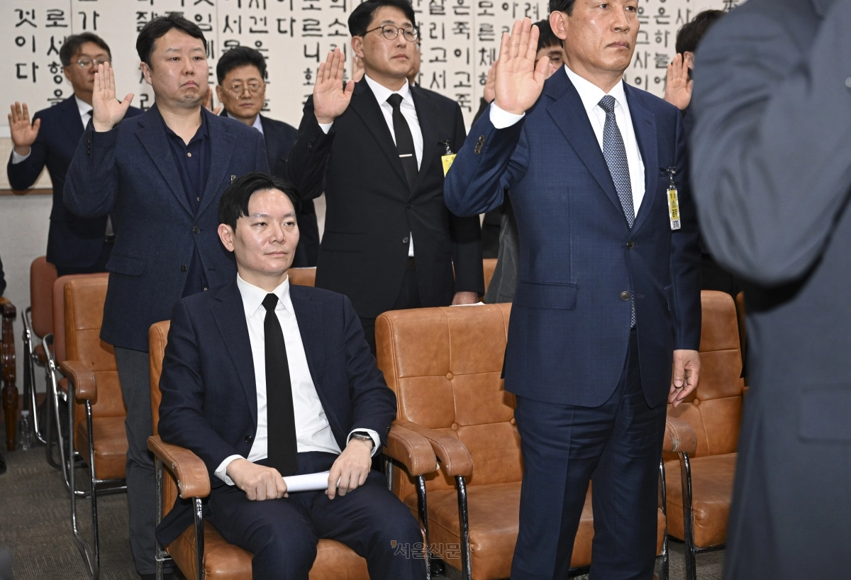 박상용 검사가 14일 국회 윤석열정권정치검찰조작기소의혹사건진상규명 국정조사 특별위원회에서 열린 쌍방울 대북 송금 사건 관련 청문회에서 증인 선서 도중 자리에 앉아 있다. 이지훈 기자