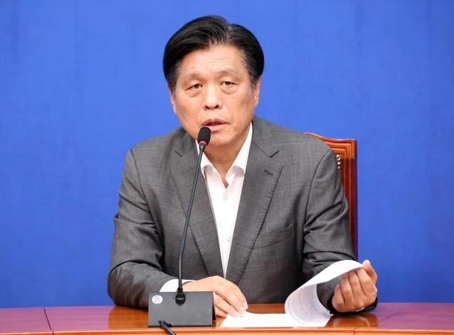 조승래 민주당 총괄선대본부장이 10일 오후 국회에서 열린 6.4 지방선거 관련 주재 기자간담회에서 발언하고 있다. 연합뉴스