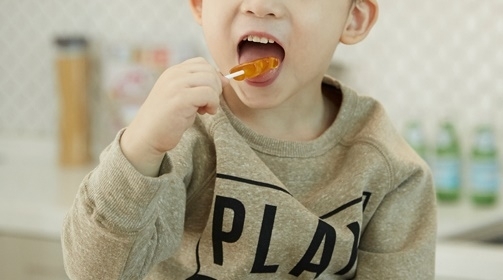 사탕 먹는 어린이 자료사진. 아이클릭아트