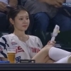 thumbnail - “치마 입고 테이블에 발 올려” 맹승지, 비매너 포착?…“그냥 트렌드”