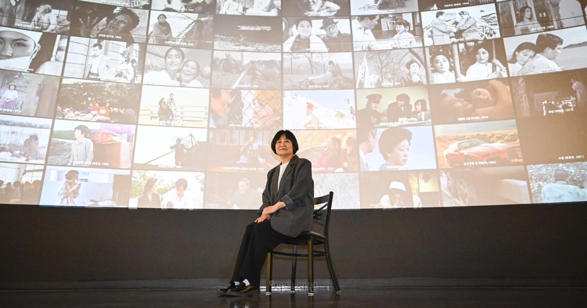 모은영 신임 한국영상자료원장이 서울 마포구에 있는 한국영상자료원 한국영화박물관에서 서울신문과 인터뷰하고 있다. 모 원장 뒤로 한국영화 고전 명작들의 이미지가 펼쳐지고 있다. 모 원장은 “한국영상자료원이 영화 창작자와 관객을 잇는 다리가 될 수 있도록 노력할 것”이라고 말했다. 이지훈 기자