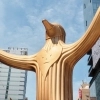 강남역 10번 출구에 금빛 쉼표를 세우다