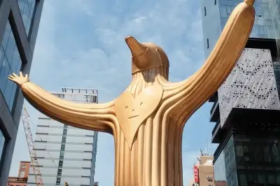 강남역 10번 출구에 금빛 쉼표를 세우다