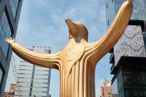 강남역 10번 출구에 금빛 쉼표를 세우다