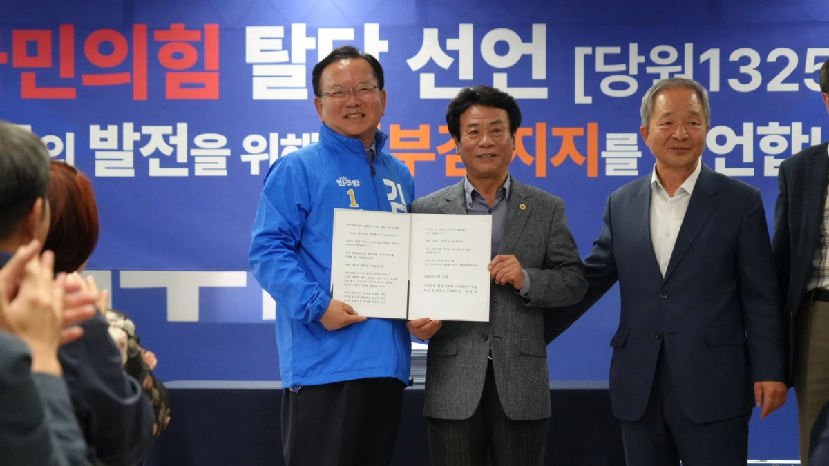 국민의힘 당원 1325명의 탈당 후 김부겸 더불어민주당 대구시장 후보 지지 선언을 주도한 하용하 전 달성군의장이 10일 김 후보와 기념 촬영을 하고 있다. 김부겸 선거사무소 제공