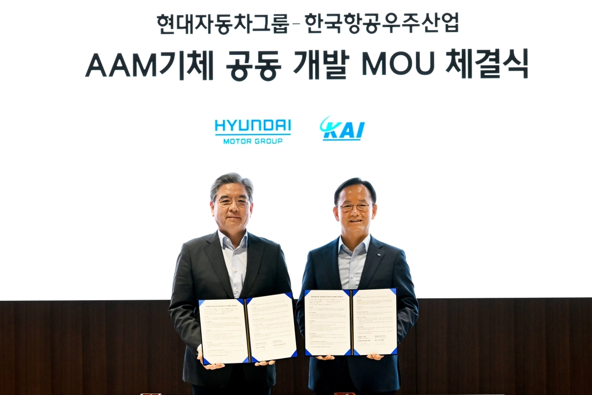 장재훈(왼쪽) 현대자동차그룹 부회장과 김종출 한국항공우주산업(KAI) 사장이 8일 서울 서초구 현대자동차 본사에서 미래 항공 모빌리티(AAM) 기체 공동개발을 위한 협약식을 맺은 뒤 기념 촬영하고 있다.  현대차그룹 제공